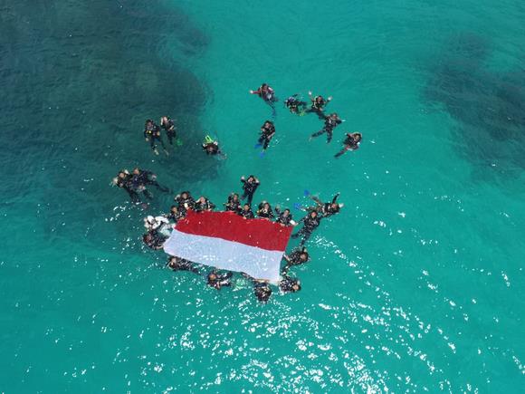 Bendera Merah Putih Berkibar Di Dasar Laut Ujung Utara Perbatasan NKRI