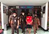 Tersangka I (ditengah) saat akan dibawa