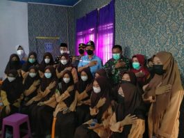 Anggota Kodim 0314 lnhil bersama pelajar