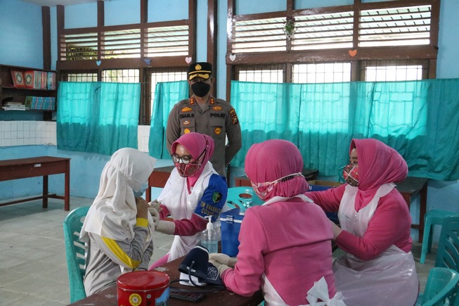 BHAYANGKARI POLRES INHIL DITURUNKAN SEBAGAI VAKSINATOR