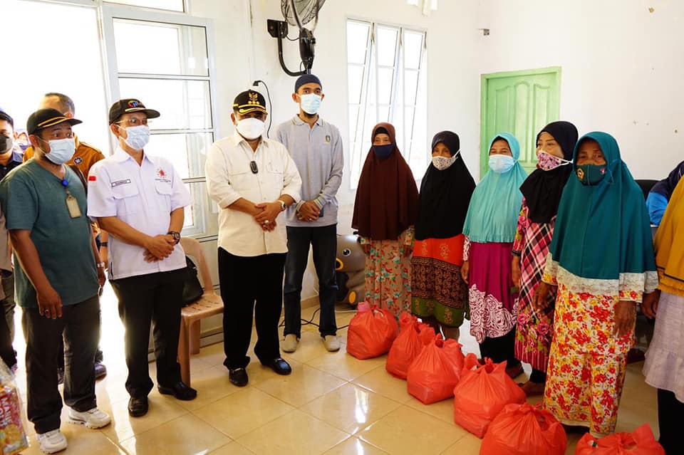 Bupati Karimun Serahkan Bantuan 40 Paket Sembako Gratis Dari Donatur Untuk Warga Desa Ngal