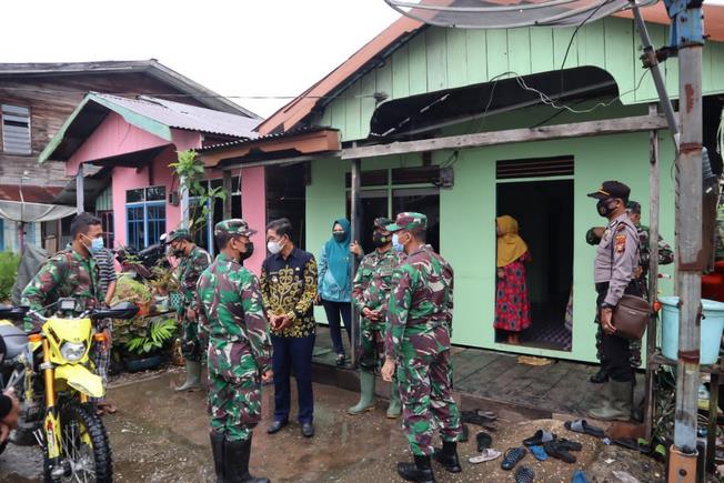 Dandim 0314/Inhil Meninjau Pengerjaan Program Bedah Rumah di Desa Teluk Bantayan dan Desa Simpang Jaya