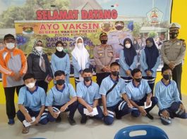 Foto bersama usai laksanakanvaksinasi di SMAN 1 Kundur