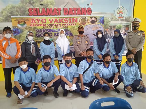 Foto bersama usai laksanakanvaksinasi di SMAN 1 Kundur