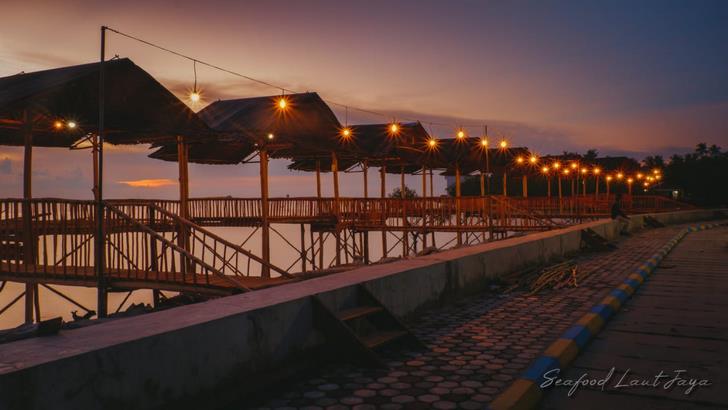 Gazebo-gazebo restoran Sea Food Laut Jaya