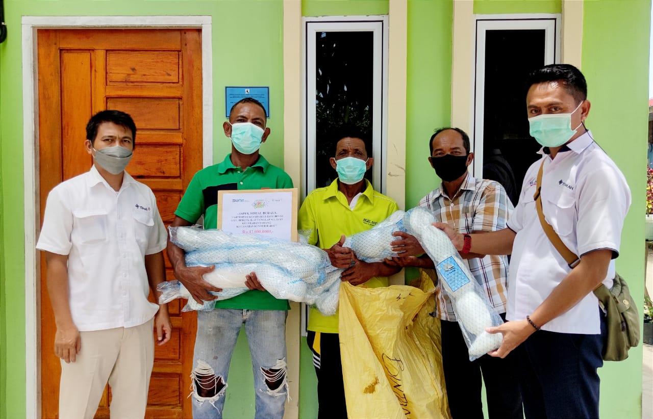 KUB Batu Besar Kelurahan Sawang Terima Bantuan Jaring dari PT Timah Tbk