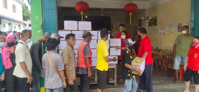 Loya Yuan Tian Keng Kundur Bagikan Puluhan Paket Sembako Kepada Masyarakat