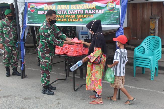 Beri Semangat Kepada Masyarakat Saat Pademi, Kodim 0314/lnhil Bagi-bagikan Sarapan Pagi