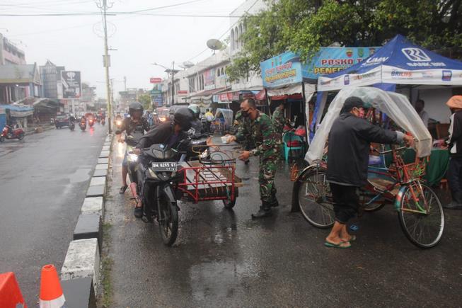 Kodim 0314lnhil Bagi-bagikan Sarapan Ke BHL