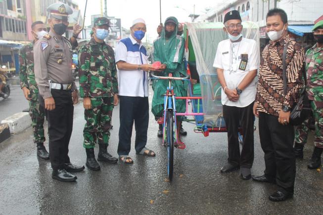 Jumat Barokah, Kodim 0314/lnhil Bagi-bagikan Sarapan Ke BHL