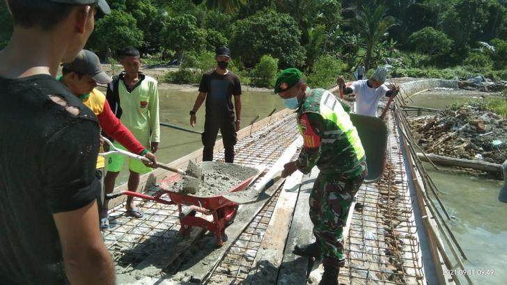 Koramil 07/Palmatak Berperan Aktif Membangun Infrastruktur Desa