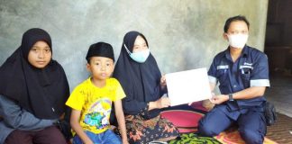 Nurhayati, istri Alm Muktar, beserta kedua anaknya, saat menerima bantuan dari PT Timah wilayah Kepri dan Riau