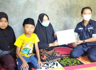 Nurhayati, istri Alm Muktar, beserta kedua anaknya, saat menerima bantuan dari PT Timah wilayah Kepri dan Riau