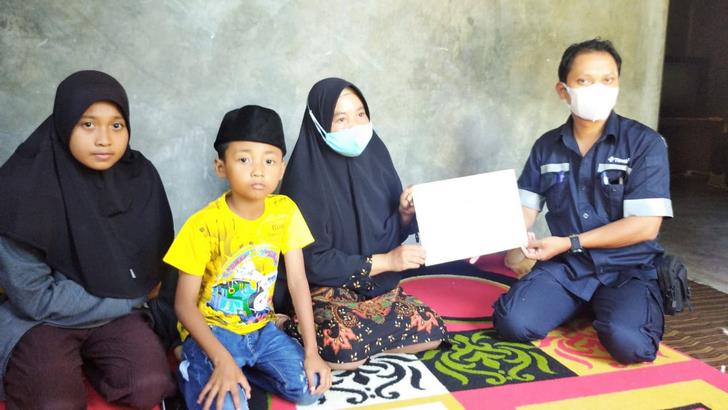 Nurhayati, istri Alm Muktar, beserta kedua anaknya, saat menerima bantuan dari PT Timah wilayah Kepri dan Riau