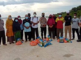 Penyerahan sembako di pulau Degong desa Degong di pelabuhan Degong
