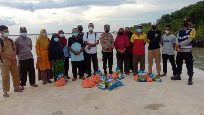 Penyerahan sembako di pulau Degong desa Degong di pelabuhan Degong