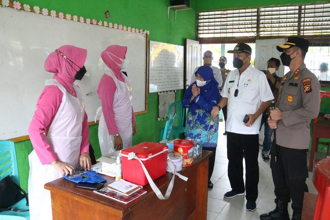 Bhayangkari Polres Inhil dilibatkan sebagai Vaksinator dalam kegiatan vaksinasi massal di MTSN 2 kota Tembilahan