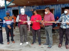 Wakil bupati Karimun, Anuar Hasyim saat mengguntingkan pita tanda diresmikannya restoran Seafood Laut Jaya di Pantai Mukalimus Sawang