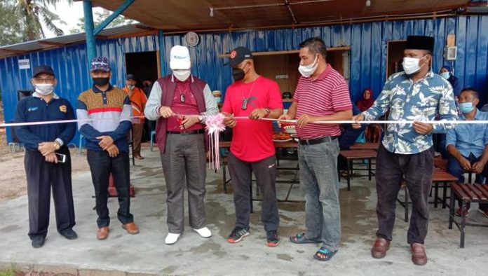 Wakil bupati Karimun, Anuar Hasyim saat mengguntingkan pita tanda diresmikannya restoran Seafood Laut Jaya di Pantai Mukalimus Sawang