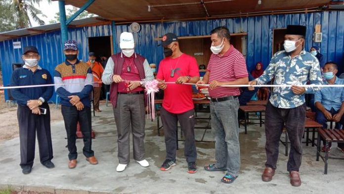 Wakil bupati Karimun, Anuar Hasyim saat mengguntingkan pita tanda diresmikannya restoran Seafood Laut Jaya di Pantai Mukalimus Sawang Wakil bupati Karimun, Anuar Hasyim saat mengguntingkan pita tanda diresmikannya restoran Seafood Laut Jaya di Pantai Mukalimus Sawang