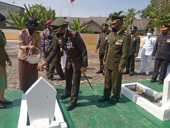 Dandim Karimun dalam upacara ziarah ke TMP Pusara Bhakti Kundur