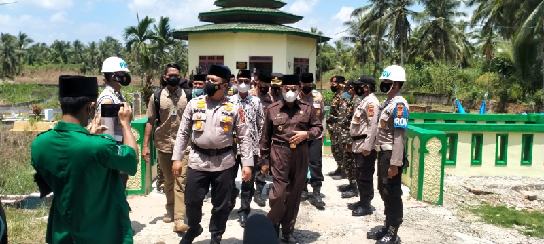 Kunjungan Kerja Ke Inhil, Kapolda Serahkan 1500 Dosis Vaksin, Bansos Dan Bantuan Untuk Rumah Ibadah