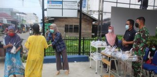 Jumat Barokah, Klinik Kayu Jati Pratama berbagi nasi bungkus