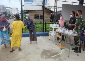Jumat Barokah, Klinik Kayu Jati Pratama berbagi nasi bungkus
