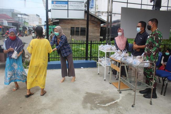 Jumat Barokah, Klinik Kayu Jati Pratama berbagi nasi bungkus