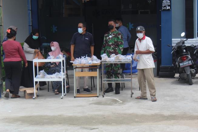 Klinik Kayu Jadi Pratama berbagi nasi bungkus