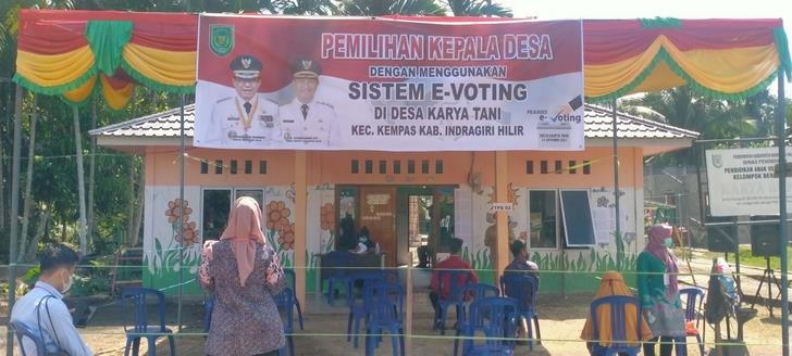 Gunakan Sistem E-voting, Masyarakat Desa Karya Tani Antusias Salurkan Hak Pilihnya