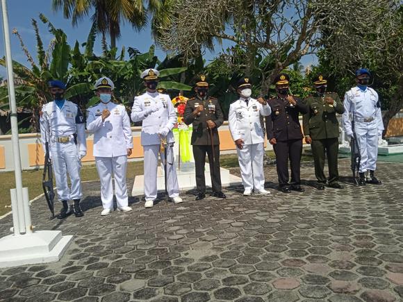 Upacara ziarah ke TMP Pusara Bhakti Kundur dalam rangka HUT TNI Ke-76