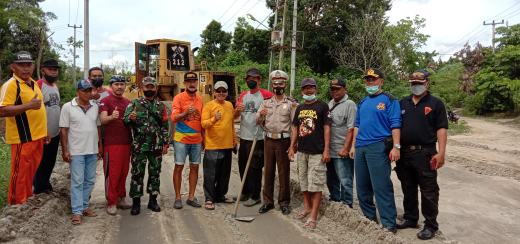 Jalan KM 8 Simpang Panglong Penuh Lubang, Musim Hujan Ini Seperti Kubangan Babi