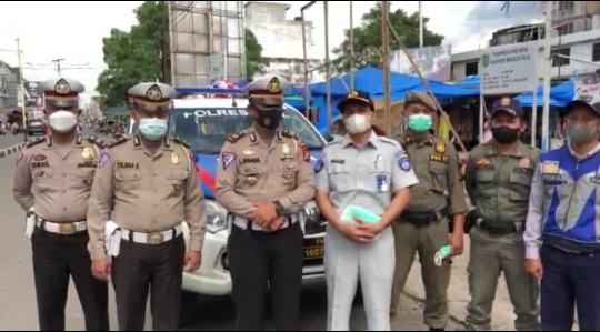 Bantu Ringankan Beban Masyarakat, Polres Inhil Bagi-bagikan Nasi Kotak