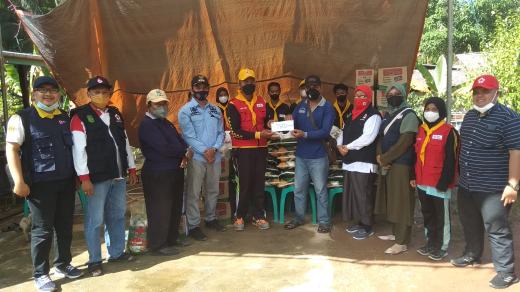 PMI Inhil Serahkan Bantuan Kepada Korban Banjir di Kemuning dan Keritang