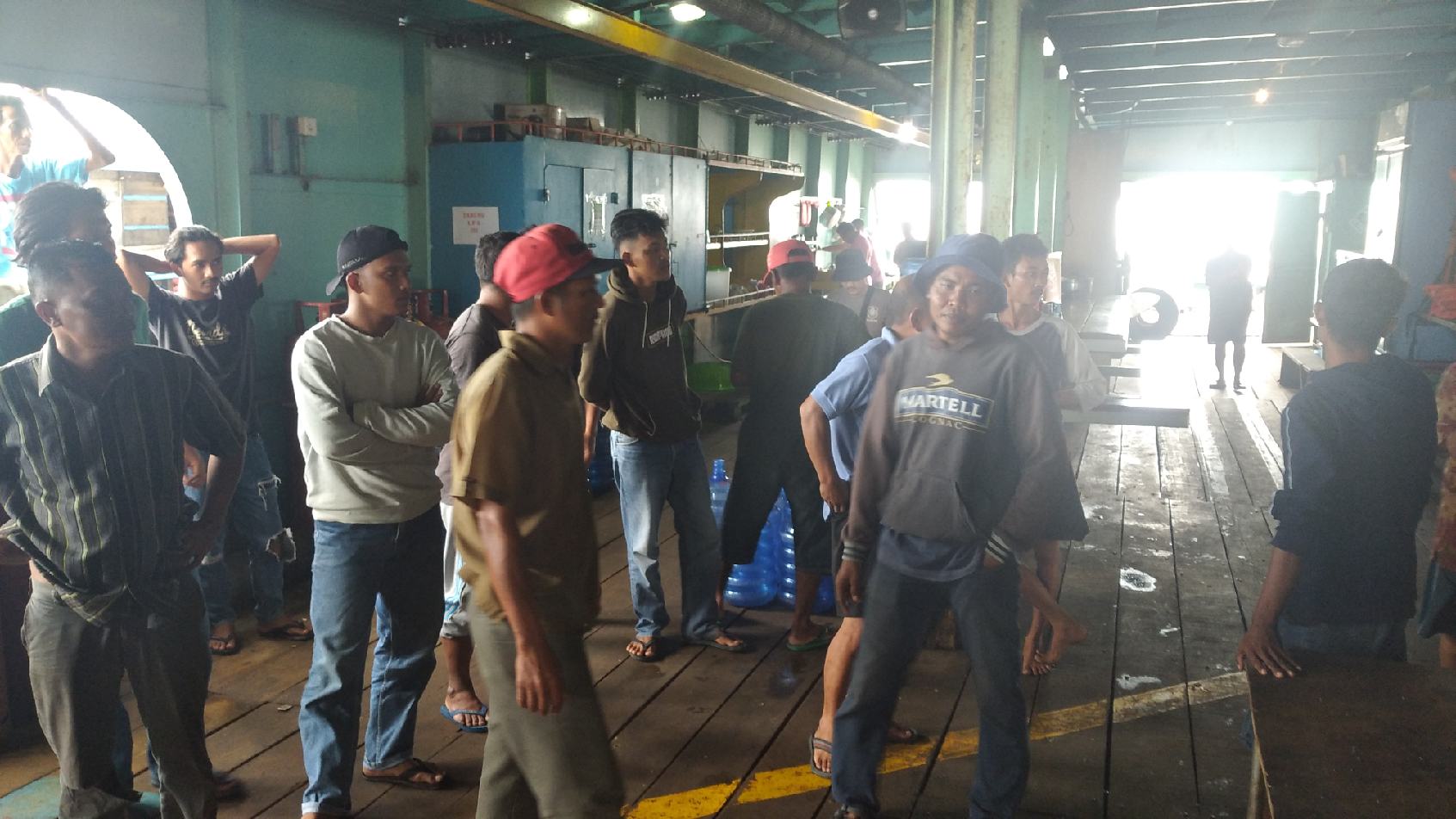 Massa Turun ke Kapal Isap Timah, Pihak Armada Jeihan Nabila Tampak Menggeletar Diduga Ketakutan