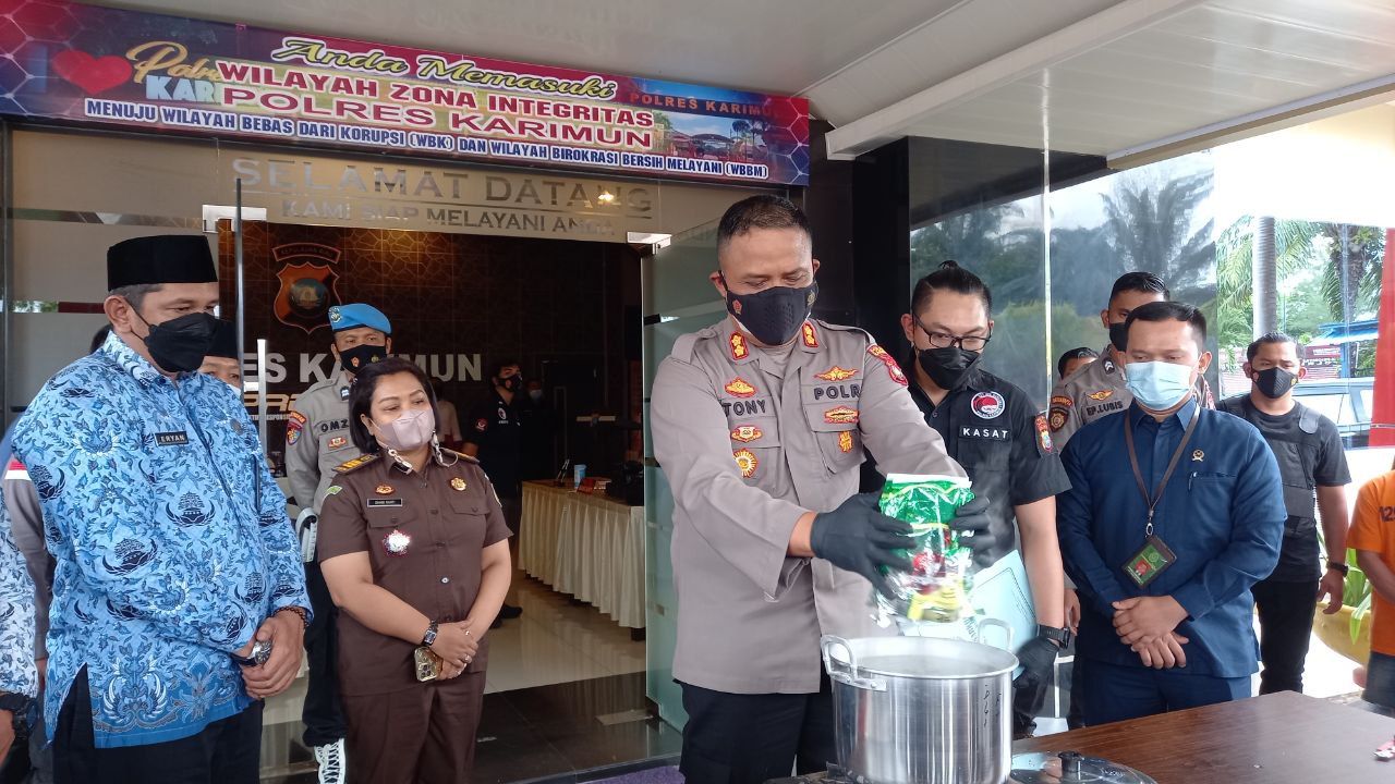 Polres Karimun Musnahkan Sabu 1 Kilogram Dengan Cara Direbus