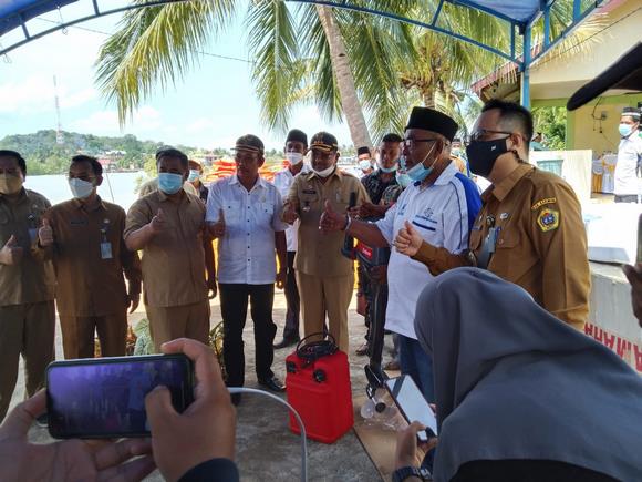 Bantuan nelayan berupa sampan ketinting dan jaring