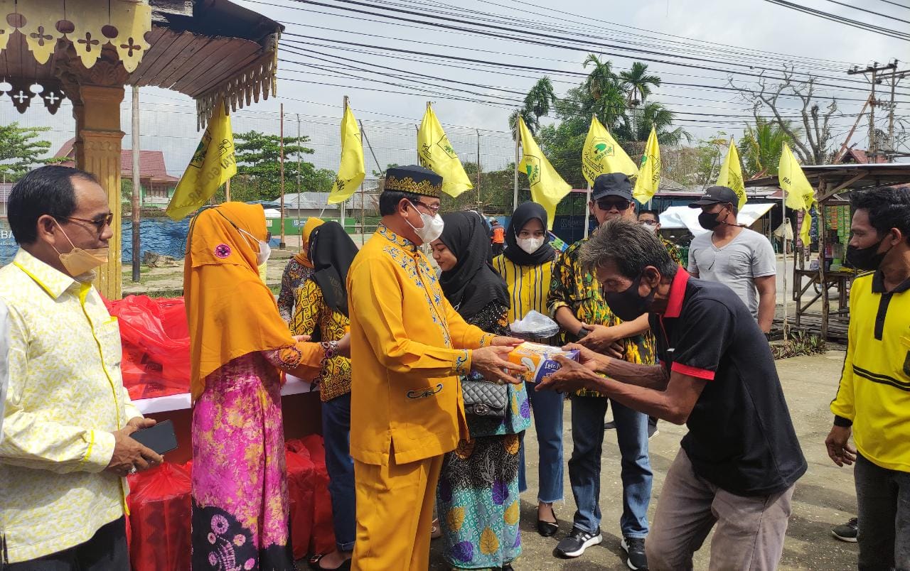 Bupati Inhil saat menyerahkan nasi kotak bagi kaum dhuafa