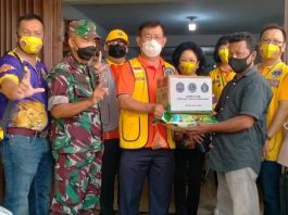 District 307 A2 saat menyerahkan sembako secara simbolis