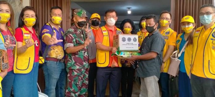 District 307 A2 saat menyerahkan sembako secara simbolis