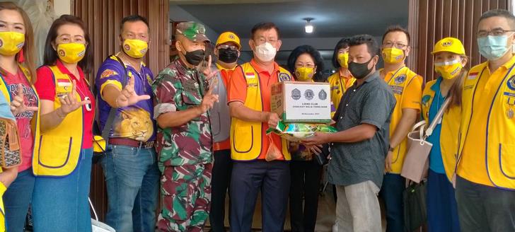 District 307 A2 saat menyerahkan sembako secara simbolis