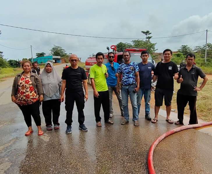 Relawan Peduli Sesama Goro Bersihkan Jalan Dari Tanah, Beri Kenyamanan Pengguna Jalan