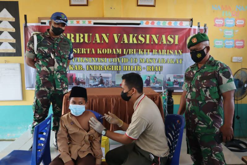 Serbuan Vaksin, Kodim 0314/Inhil Sasar Santri Pondok Pesantren Anwarul Ulum