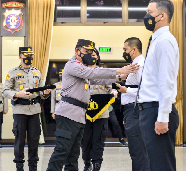 Lantik 44 Eks Pegawai KPK Jadi ASN, Kapolri: Kita Perkuat Komitmen Pemerintah Dalam Rangka Antikorupsi Lantik 44 Eks Pegawai KPK Jadi ASN, Kapolri: Kita Perkuat Komitmen Pemerintah Dalam Rangka Antikorupsi