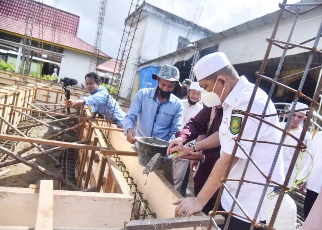 Wakil Bupati Inhil Lakukan Pengecoran Pertama Pembangunan Rumah Tahfidz Alqur’an Raudhatul Jannah