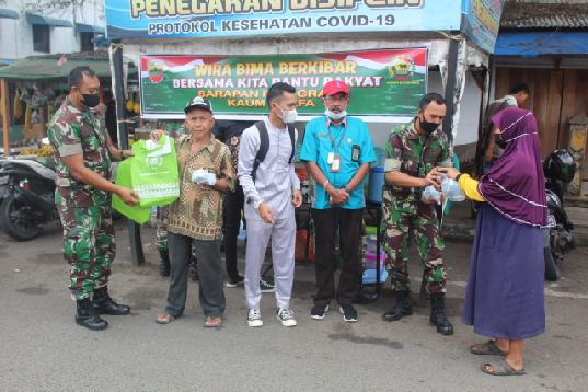 Jumat Barokah, Kodim 0314/Inhil Dan Yayasan Vioni Bersaudara Kembali Bagi-bagikan Sarapan Gratis