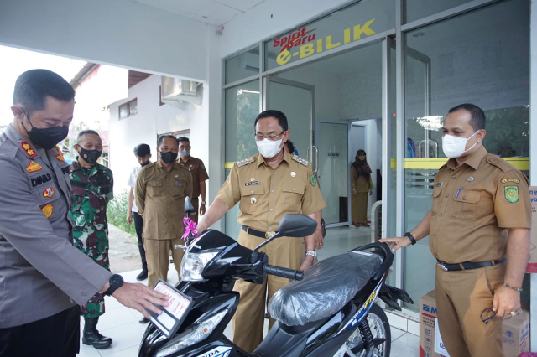 Bupati Inhil Undi Pemenang Gebyar Pekan Vaksin Covid-19 Berhadiah 2 Unit Sepeda Motor