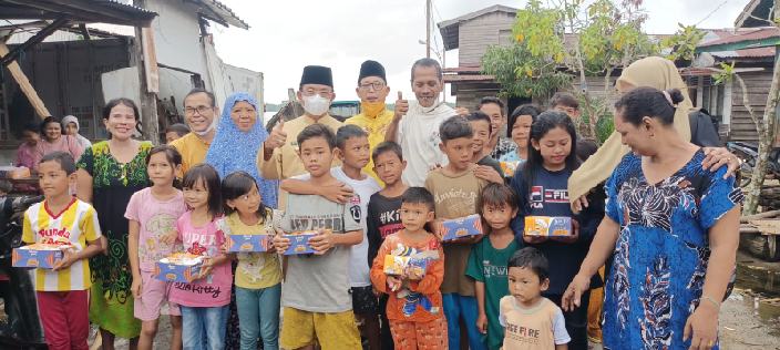 Jum’at Berkah AMPG Inhil Bagikan Santap Siang ke Warga Parit 14 Tembilahan