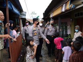 Kapolres Inhil, AKBP Dian Setyawan bersama tim medis kerumah-rumah warga untuk percepat vaksinasi